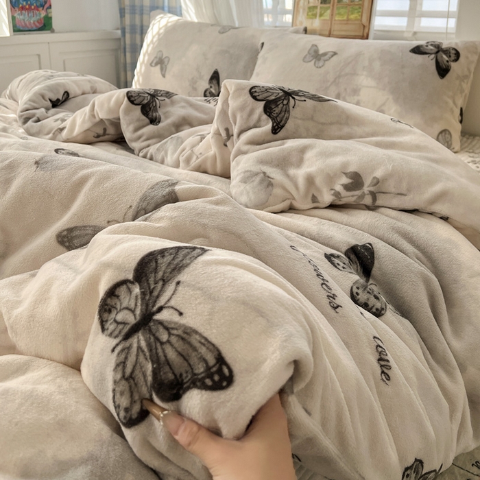 91家纺网 家纺一手货源 找家纺 逸林家纺《原希尔顿逸林》 2025新款牛奶绒床盖四件套加厚印花法式赫本风花边床盖四件套 床盖款-蝴蝶意境