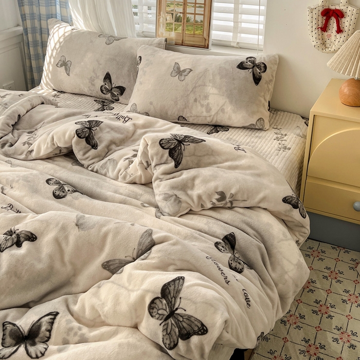 91家纺网 家纺一手货源 找家纺 逸林家纺《原希尔顿逸林》 2025新款牛奶绒床盖四件套加厚印花法式赫本风花边床盖四件套 床盖款-蝴蝶意境