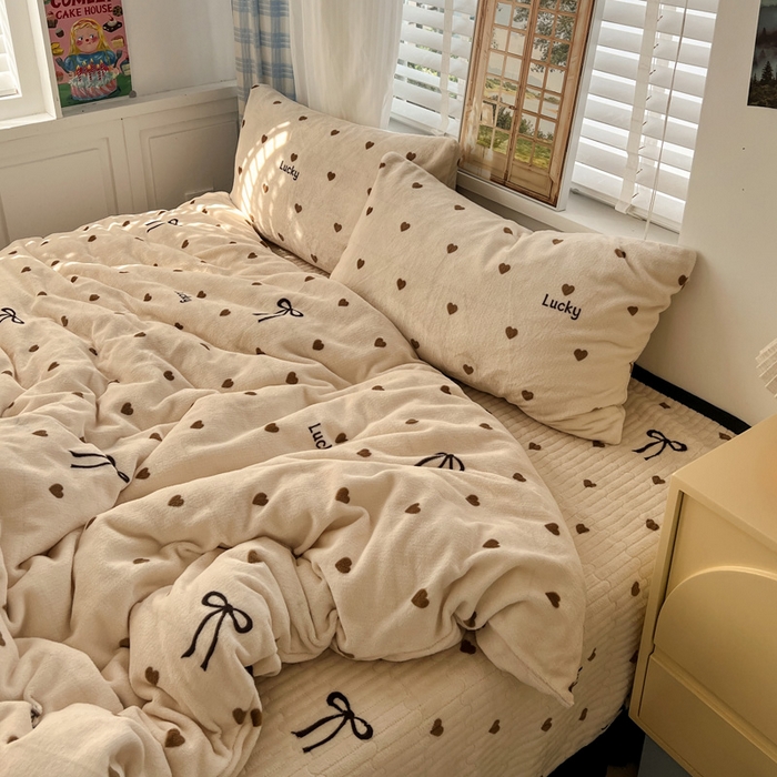 91家纺网 家纺一手货源 找家纺 逸林家纺《原希尔顿逸林》 2025新款牛奶绒床盖四件套加厚印花法式赫本风花边床盖四件套 床盖款-爱心蝴蝶结