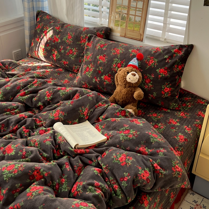 91家纺网 家纺一手货源 找家纺 逸林家纺《原希尔顿逸林》 2025新款牛奶绒床盖四件套加厚印花法式赫本风花边床盖四件套 床盖款-玫瑰的故事