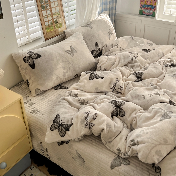 91家纺网 家纺一手货源 找家纺 逸林家纺《原希尔顿逸林》 2025新款牛奶绒床盖四件套加厚印花法式赫本风花边床盖四件套 床盖款-蝴蝶意境