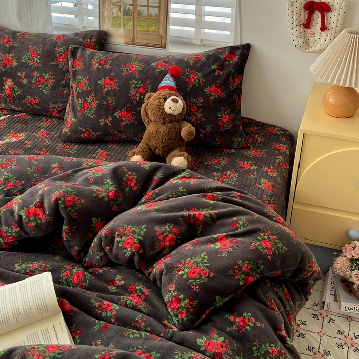 91家纺网 家纺一手货源 找家纺 逸林家纺《原希尔顿逸林》 2025新款牛奶绒床盖四件套加厚印花法式赫本风花边床盖四件套 床盖款-玫瑰的故事