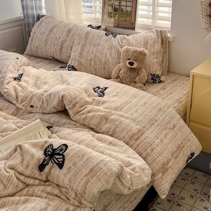 91家纺网 家纺一手货源 找家纺 逸林家纺《原希尔顿逸林》 2025新款牛奶绒床盖四件套加厚印花法式赫本风花边床盖四件套 床盖款-法式蝴蝶