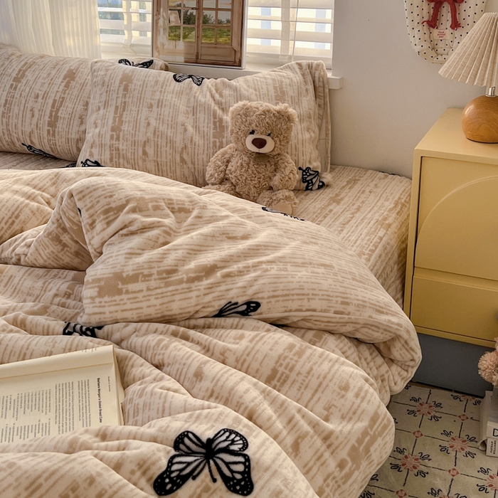 91家纺网 家纺一手货源 找家纺 逸林家纺《原希尔顿逸林》 2025新款牛奶绒床盖四件套加厚印花法式赫本风花边床盖四件套 床盖款-法式蝴蝶