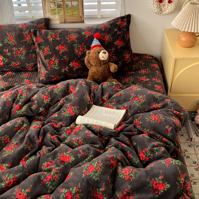 91家纺网 家纺一手货源 找家纺 逸林家纺《原希尔顿逸林》 2025新款牛奶绒床盖四件套加厚印花法式赫本风花边床盖四件套 床盖款-玫瑰的故事