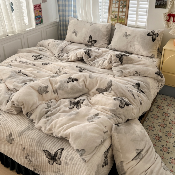 91家纺网 家纺一手货源 找家纺 逸林家纺《原希尔顿逸林》 2025新款牛奶绒床盖四件套加厚印花法式赫本风花边床盖四件套 床盖款-蝴蝶意境