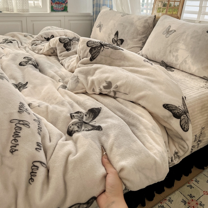 91家纺网 家纺一手货源 找家纺 逸林家纺《原希尔顿逸林》 2025新款牛奶绒床盖四件套加厚印花法式赫本风花边床盖四件套 床盖款-蝴蝶意境