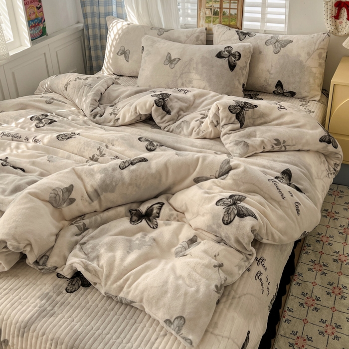 91家纺网 家纺一手货源 找家纺 逸林家纺《原希尔顿逸林》 2025新款牛奶绒床盖四件套加厚印花法式赫本风花边床盖四件套 床盖款-蝴蝶意境