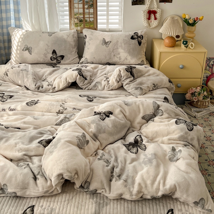 91家纺网 家纺一手货源 找家纺 逸林家纺《原希尔顿逸林》 2025新款牛奶绒床盖四件套加厚印花法式赫本风花边床盖四件套 床盖款-蝴蝶意境