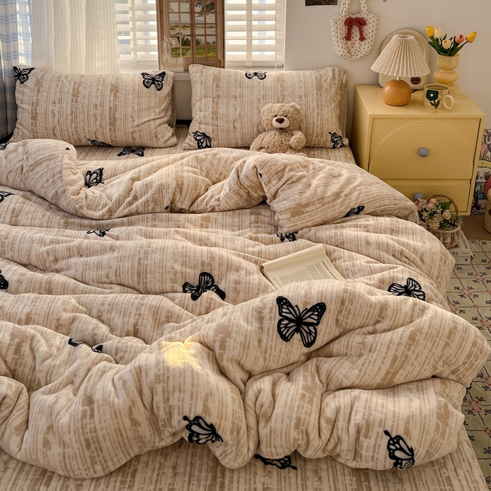 91家纺网 家纺一手货源 找家纺 逸林家纺《原希尔顿逸林》 2025新款牛奶绒床盖四件套加厚印花法式赫本风花边床盖四件套 床盖款-法式蝴蝶