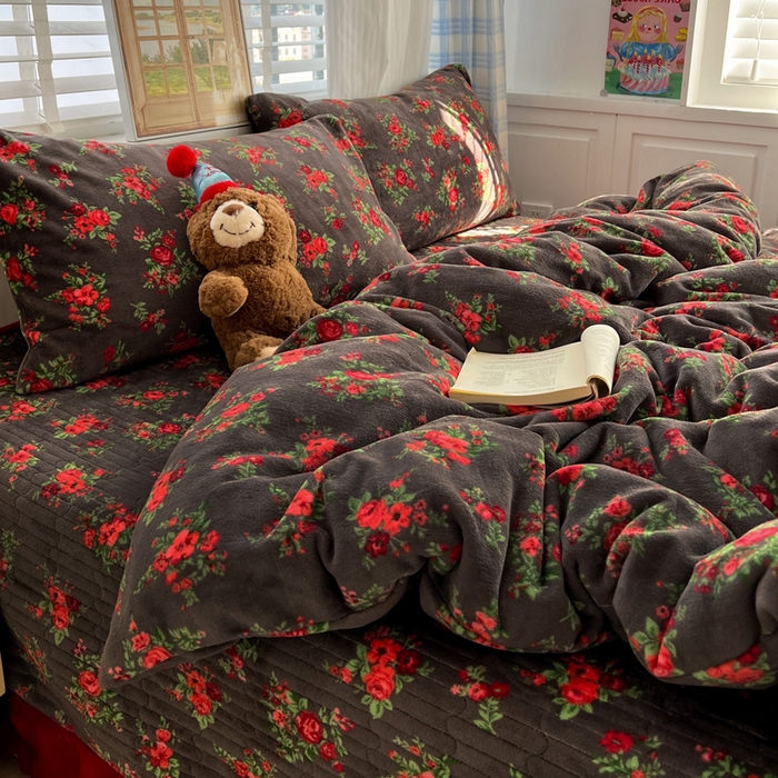 91家纺网 家纺一手货源 找家纺 逸林家纺《原希尔顿逸林》 2025新款牛奶绒床盖四件套加厚印花法式赫本风花边床盖四件套 床盖款-玫瑰的故事