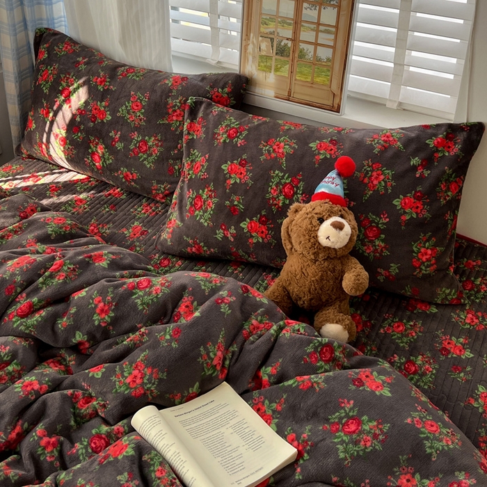 91家纺网 家纺一手货源 找家纺 逸林家纺《原希尔顿逸林》 2025新款牛奶绒床盖四件套加厚印花法式赫本风花边床盖四件套 床盖款-玫瑰的故事