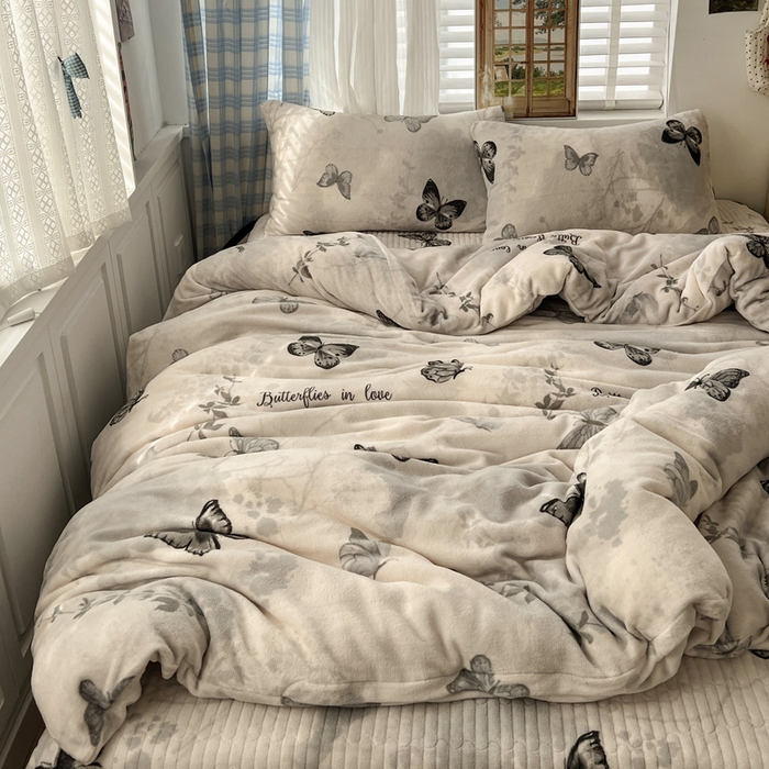 91家纺网 家纺一手货源 找家纺 逸林家纺《原希尔顿逸林》 2025新款牛奶绒床盖四件套加厚印花法式赫本风花边床盖四件套 床盖款-蝴蝶意境