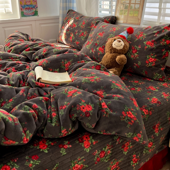 91家纺网 家纺一手货源 找家纺 逸林家纺《原希尔顿逸林》 2025新款牛奶绒床盖四件套加厚印花法式赫本风花边床盖四件套 床盖款-玫瑰的故事