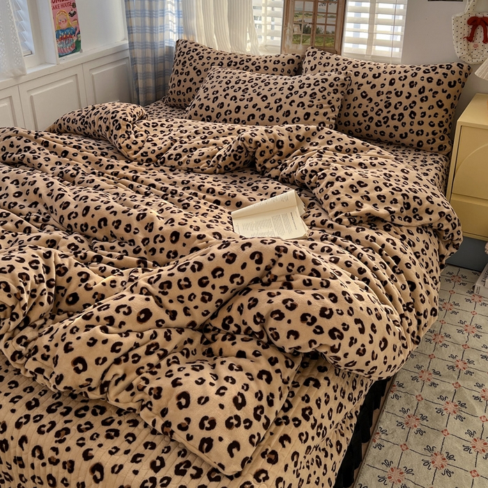 91家纺网 家纺一手货源 找家纺 逸林家纺《原希尔顿逸林》 2025新款牛奶绒床盖四件套加厚印花法式赫本风花边床盖四件套 床盖款-豹纹