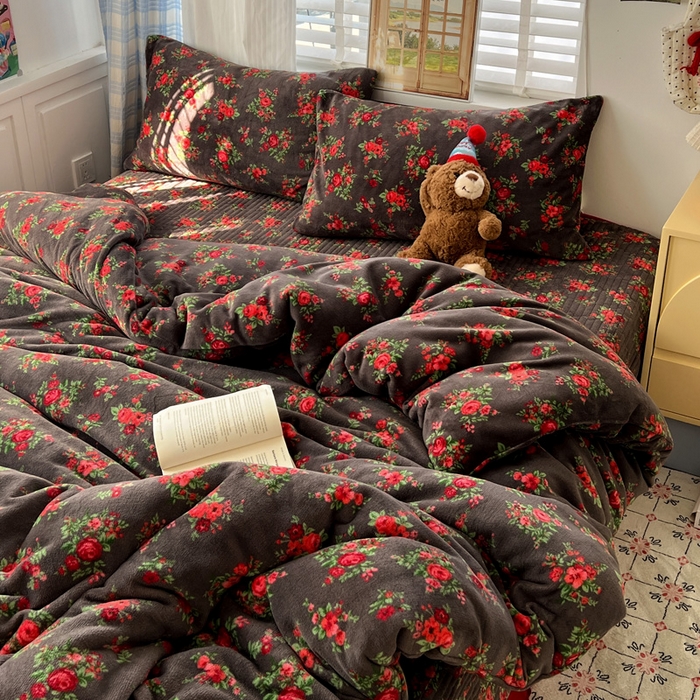 91家纺网 家纺一手货源 找家纺 逸林家纺《原希尔顿逸林》 2025新款牛奶绒床盖四件套加厚印花法式赫本风花边床盖四件套 床盖款-玫瑰的故事