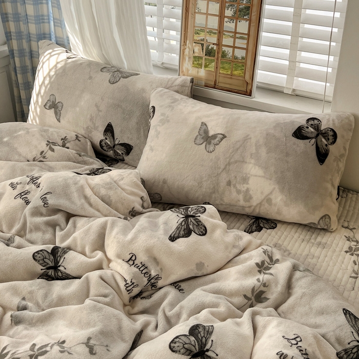 91家纺网 家纺一手货源 找家纺 逸林家纺《原希尔顿逸林》 2025新款牛奶绒床盖四件套加厚印花法式赫本风花边床盖四件套 床盖款-蝴蝶意境