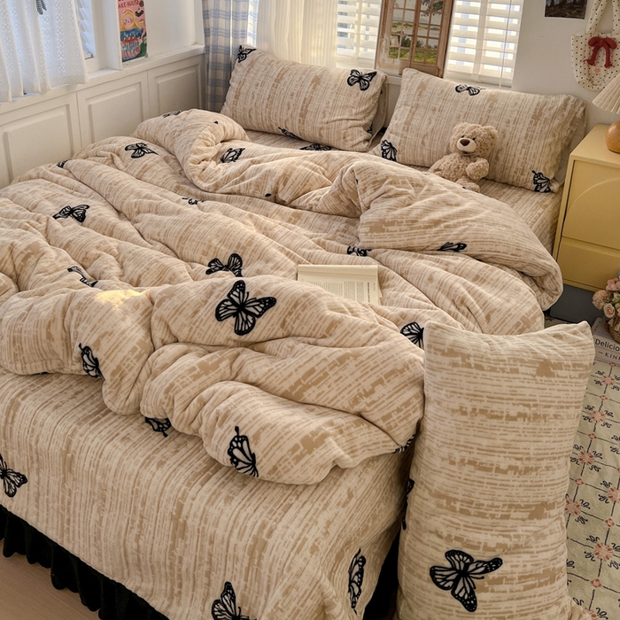 91家纺网 家纺一手货源 找家纺 逸林家纺《原希尔顿逸林》 2025新款牛奶绒床盖四件套加厚印花法式赫本风花边床盖四件套 床盖款-法式蝴蝶