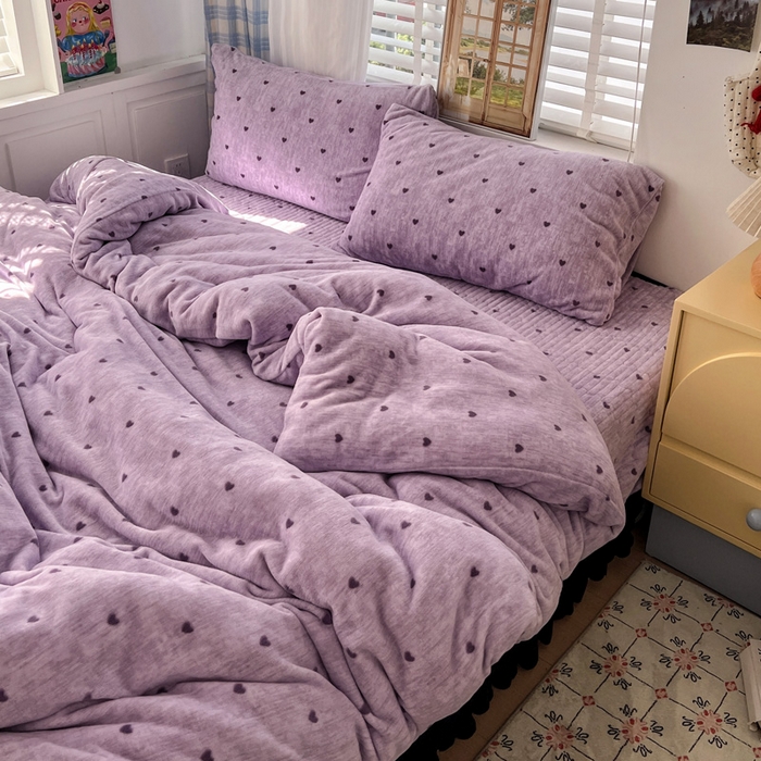 91家纺网 家纺一手货源 找家纺 逸林家纺《原希尔顿逸林》 2025新款牛奶绒床盖四件套加厚印花法式赫本风花边床盖四件套 床盖款-紫色小心心