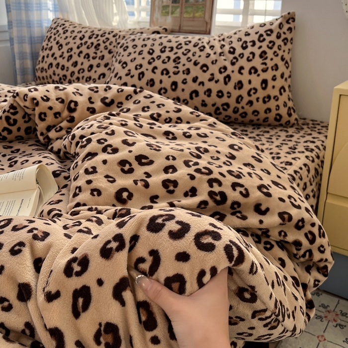 91家纺网 家纺一手货源 找家纺 逸林家纺《原希尔顿逸林》 2025新款牛奶绒床盖四件套加厚印花法式赫本风花边床盖四件套 床盖款-豹纹