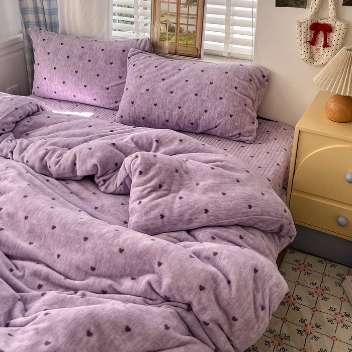91家纺网 家纺一手货源 找家纺 逸林家纺《原希尔顿逸林》 2025新款牛奶绒床盖四件套加厚印花法式赫本风花边床盖四件套 床盖款-紫色小心心
