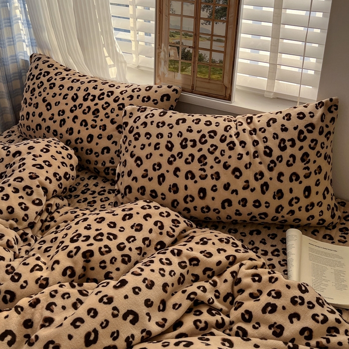 91家纺网 家纺一手货源 找家纺 逸林家纺《原希尔顿逸林》 2025新款牛奶绒床盖四件套加厚印花法式赫本风花边床盖四件套 床盖款-豹纹