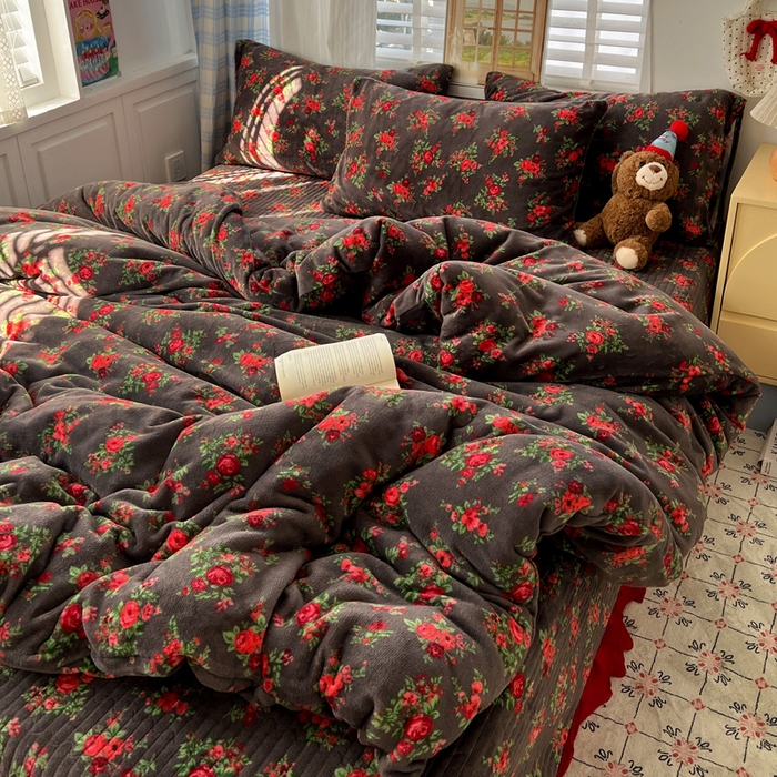 91家纺网 家纺一手货源 找家纺 逸林家纺《原希尔顿逸林》 2025新款牛奶绒床盖四件套加厚印花法式赫本风花边床盖四件套 床盖款-玫瑰的故事