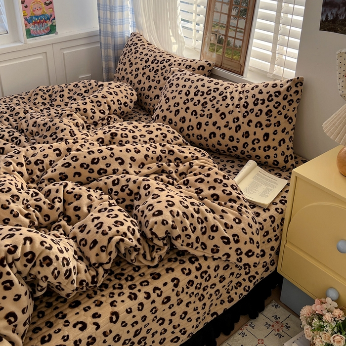 91家纺网 家纺一手货源 找家纺 逸林家纺《原希尔顿逸林》 2025新款牛奶绒床盖四件套加厚印花法式赫本风花边床盖四件套 床盖款-豹纹