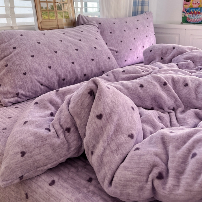 91家纺网 家纺一手货源 找家纺 逸林家纺《原希尔顿逸林》 2025新款牛奶绒床盖四件套加厚印花法式赫本风花边床盖四件套 床盖款-紫色小心心