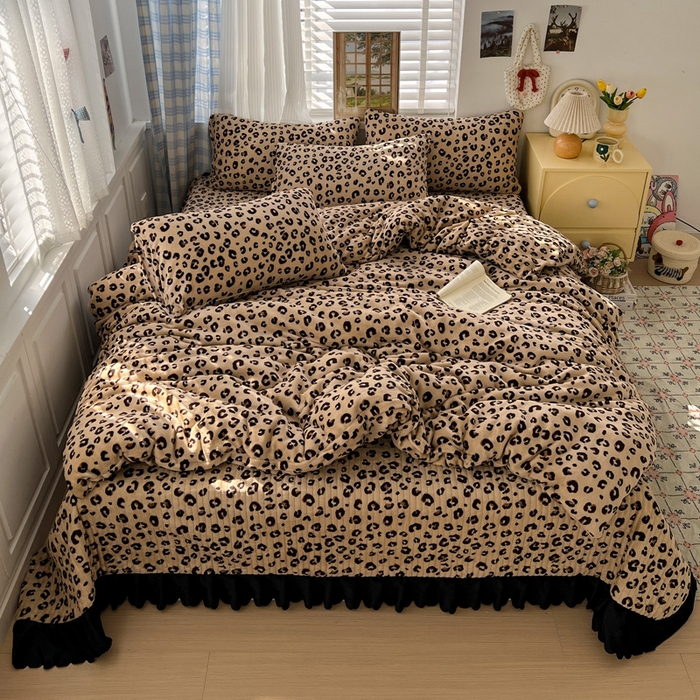 91家纺网 家纺一手货源 找家纺 逸林家纺《原希尔顿逸林》 2025新款牛奶绒床盖四件套加厚印花法式赫本风花边床盖四件套 床盖款-豹纹