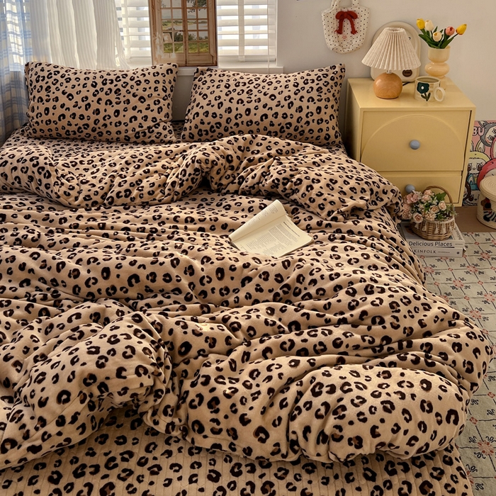 91家纺网 家纺一手货源 找家纺 逸林家纺《原希尔顿逸林》 2025新款牛奶绒床盖四件套加厚印花法式赫本风花边床盖四件套 床盖款-豹纹