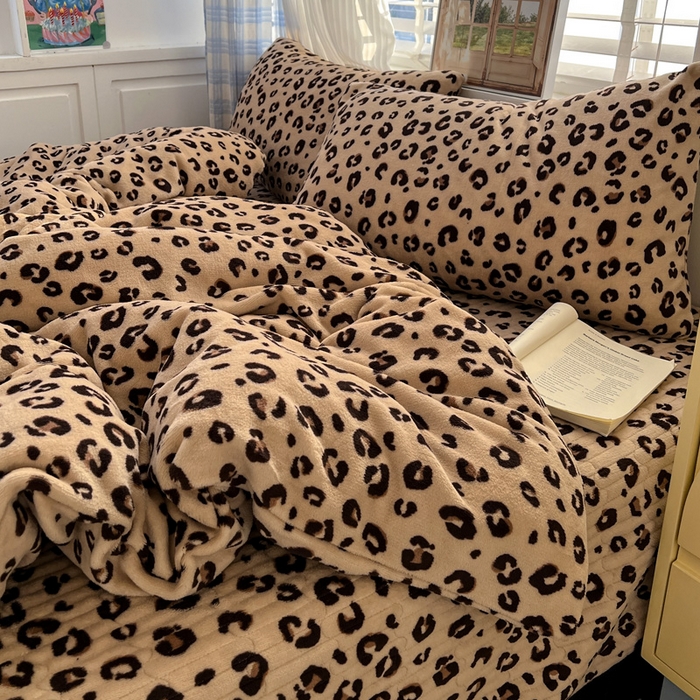 91家纺网 家纺一手货源 找家纺 逸林家纺《原希尔顿逸林》 2025新款牛奶绒床盖四件套加厚印花法式赫本风花边床盖四件套 床盖款-豹纹