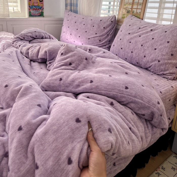 91家纺网 家纺一手货源 找家纺 逸林家纺《原希尔顿逸林》 2025新款牛奶绒床盖四件套加厚印花法式赫本风花边床盖四件套 床盖款-紫色小心心