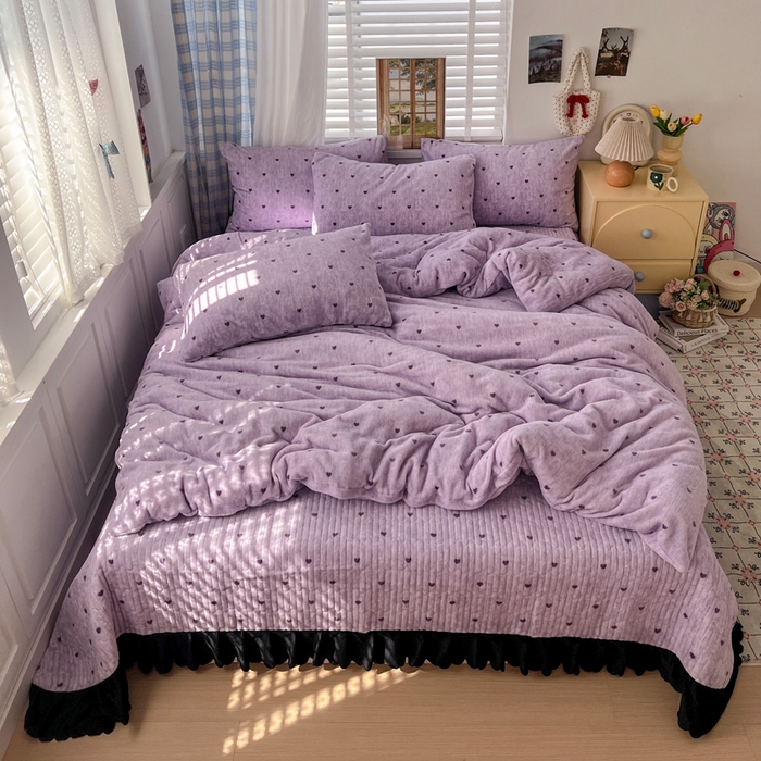 91家纺网 家纺一手货源 找家纺 逸林家纺《原希尔顿逸林》 2025新款牛奶绒床盖四件套加厚印花法式赫本风花边床盖四件套 床盖款-紫色小心心