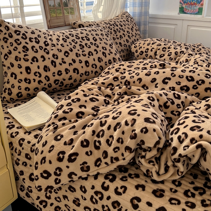 91家纺网 家纺一手货源 找家纺 逸林家纺《原希尔顿逸林》 2025新款牛奶绒床盖四件套加厚印花法式赫本风花边床盖四件套 床盖款-豹纹