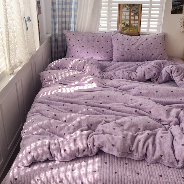 91家纺网 家纺一手货源 找家纺 逸林家纺《原希尔顿逸林》 2025新款牛奶绒床盖四件套加厚印花法式赫本风花边床盖四件套 床盖款-紫色小心心