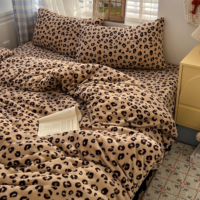 91家纺网 家纺一手货源 找家纺 逸林家纺《原希尔顿逸林》 2025新款牛奶绒床盖四件套加厚印花法式赫本风花边床盖四件套 床盖款-豹纹