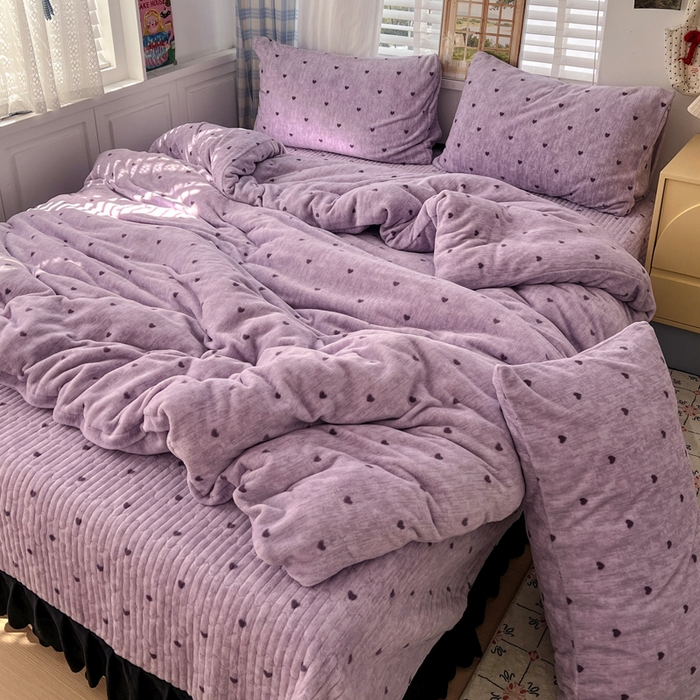 91家纺网 家纺一手货源 找家纺 逸林家纺《原希尔顿逸林》 2025新款牛奶绒床盖四件套加厚印花法式赫本风花边床盖四件套 床盖款-紫色小心心