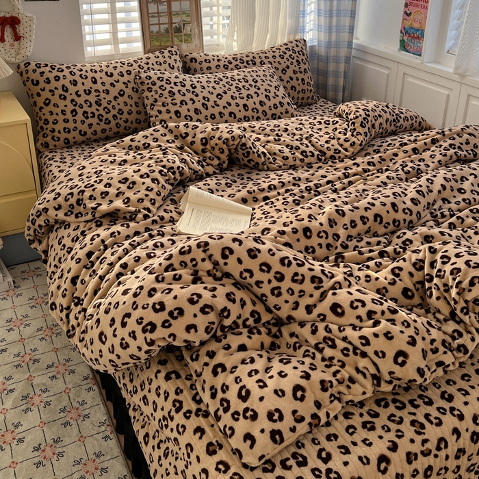 91家纺网 家纺一手货源 找家纺 逸林家纺《原希尔顿逸林》 2025新款牛奶绒床盖四件套加厚印花法式赫本风花边床盖四件套 床盖款-豹纹