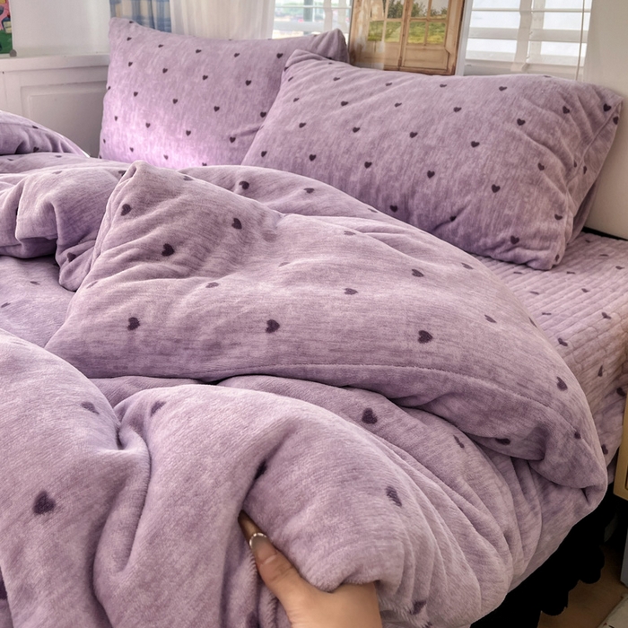 91家纺网 家纺一手货源 找家纺 逸林家纺《原希尔顿逸林》 2025新款牛奶绒床盖四件套加厚印花法式赫本风花边床盖四件套 床盖款-紫色小心心