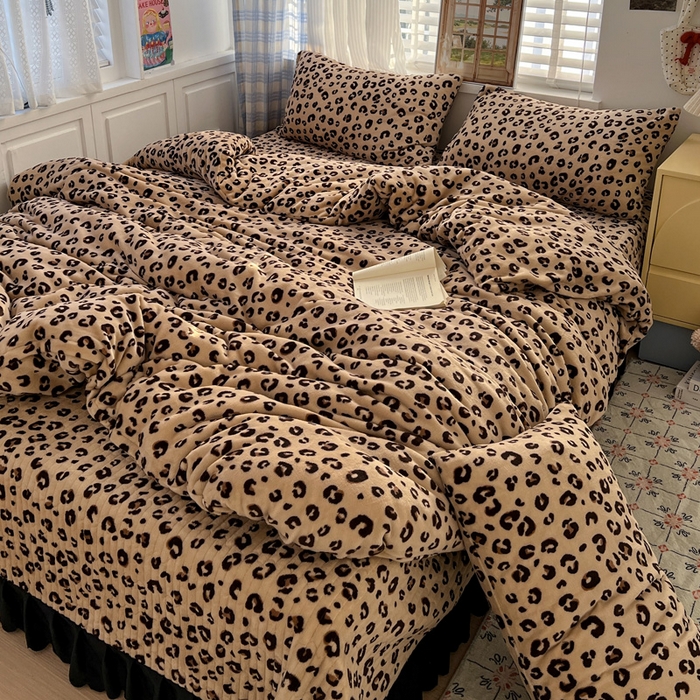 91家纺网 家纺一手货源 找家纺 逸林家纺《原希尔顿逸林》 2025新款牛奶绒床盖四件套加厚印花法式赫本风花边床盖四件套 床盖款-豹纹