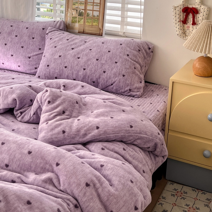 91家纺网 家纺一手货源 找家纺 逸林家纺《原希尔顿逸林》 2025新款牛奶绒床盖四件套加厚印花法式赫本风花边床盖四件套 床盖款-紫色小心心
