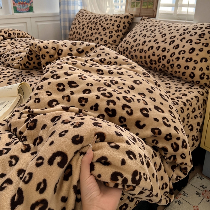 91家纺网 家纺一手货源 找家纺 逸林家纺《原希尔顿逸林》 2025新款牛奶绒床盖四件套加厚印花法式赫本风花边床盖四件套 床盖款-豹纹