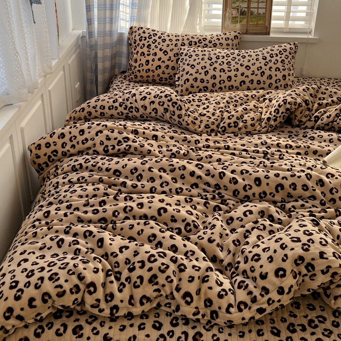 91家纺网 家纺一手货源 找家纺 逸林家纺《原希尔顿逸林》 2025新款牛奶绒床盖四件套加厚印花法式赫本风花边床盖四件套 床盖款-豹纹