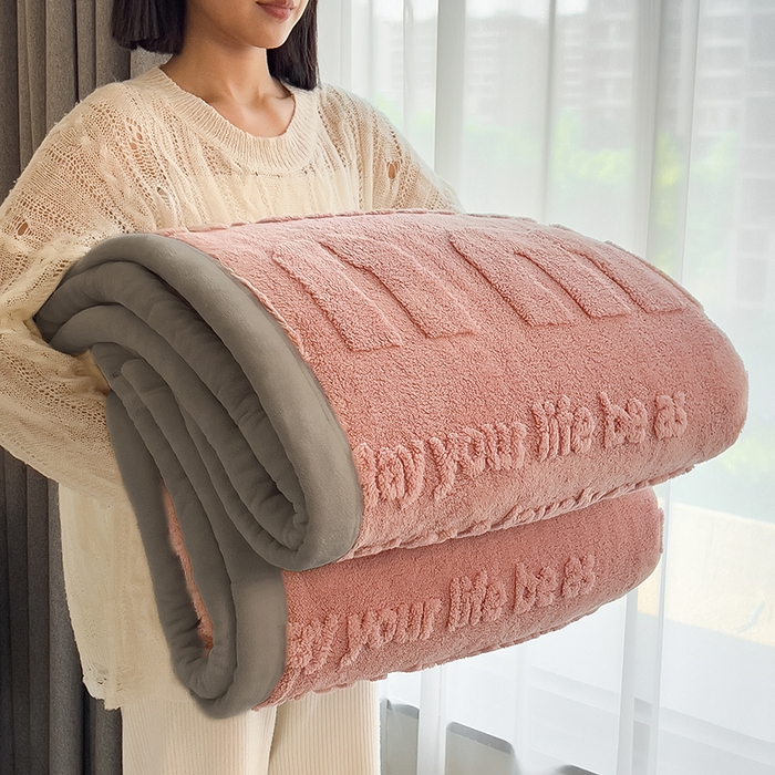 91家纺网 家纺一手货源 找家纺 叠派家纺 2025新款A类纯色min舒棉绒雕花剪花多功能毛毯（可供跨境外贸抽空热款首选） 灰边-豆沙粉