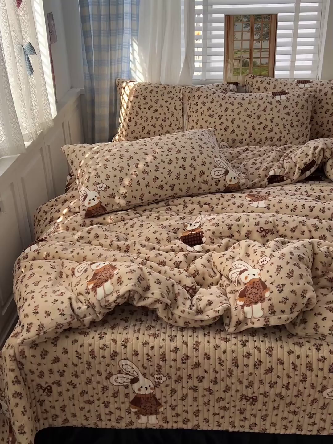 91家纺网 家纺一手货源 找家纺 逸林家纺《原希尔顿逸林》 2025新款牛奶绒床盖四件套加厚印花法式赫本风花边床盖四件套 床盖款-乖乖兔