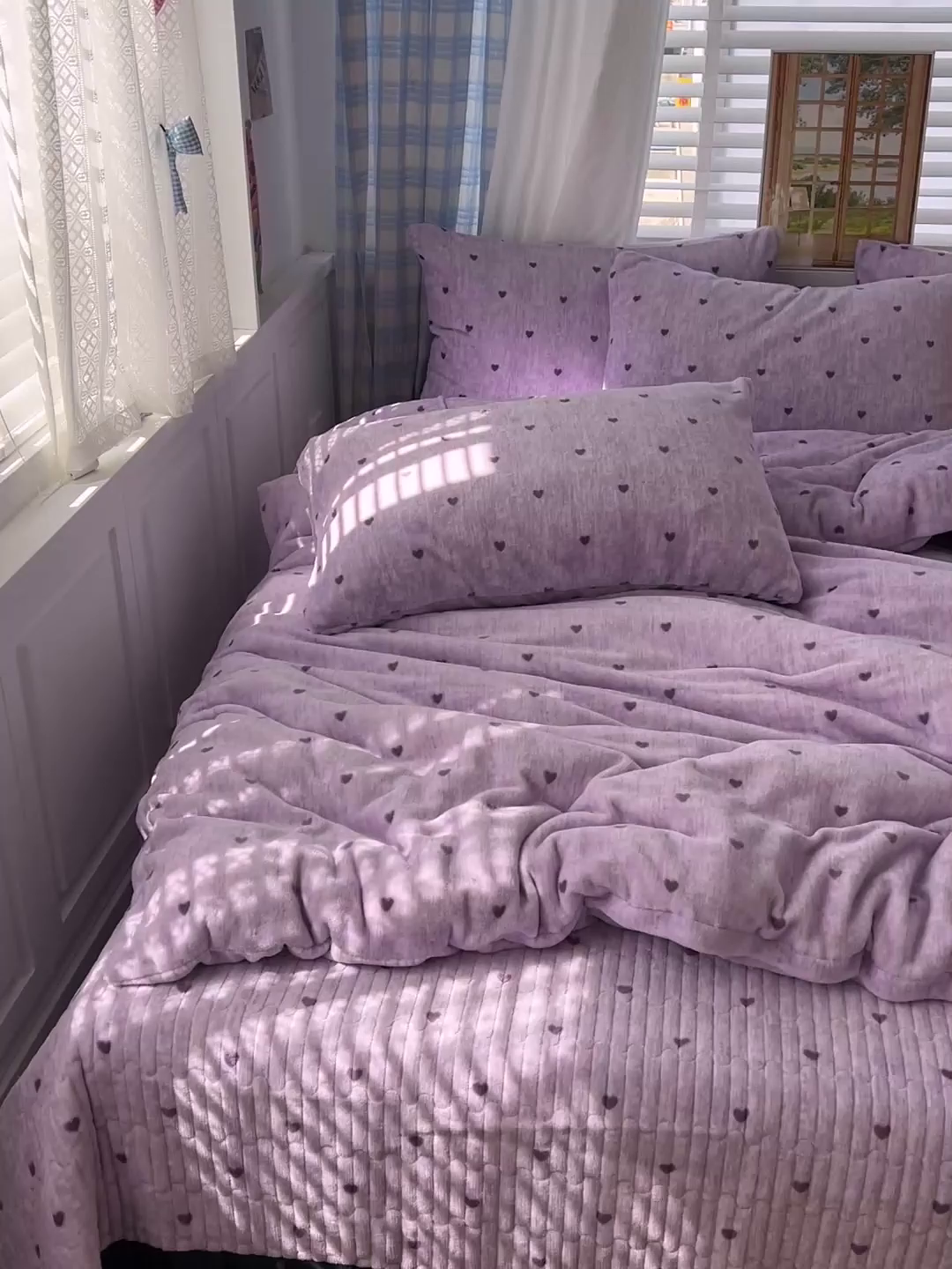 91家纺网 家纺一手货源 找家纺 逸林家纺《原希尔顿逸林》 2025新款牛奶绒床盖四件套加厚印花法式赫本风花边床盖四件套 床盖款-紫色小心心