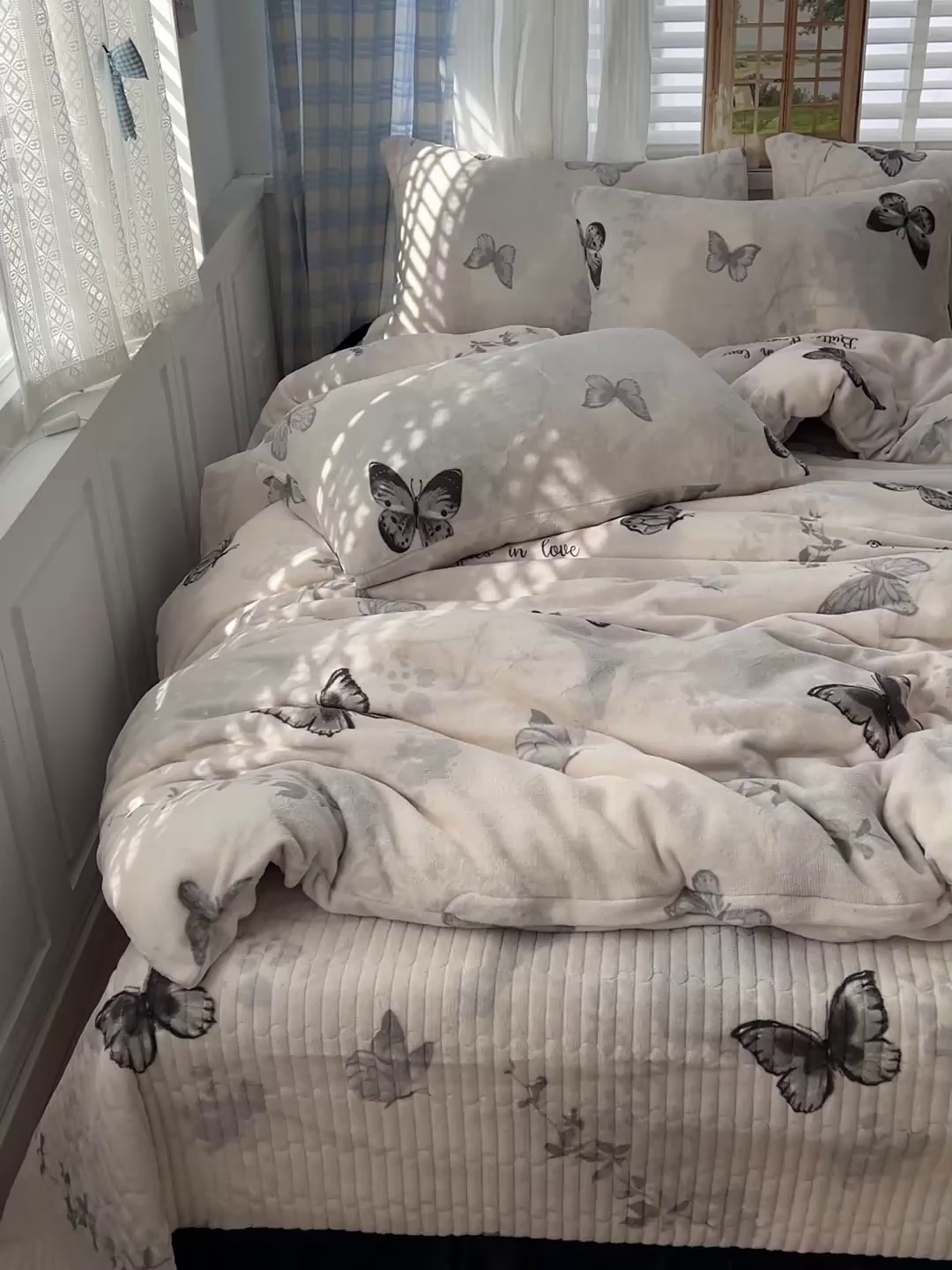 91家纺网 家纺一手货源 找家纺 逸林家纺《原希尔顿逸林》 2025新款牛奶绒床盖四件套加厚印花法式赫本风花边床盖四件套 床盖款-蝴蝶意境