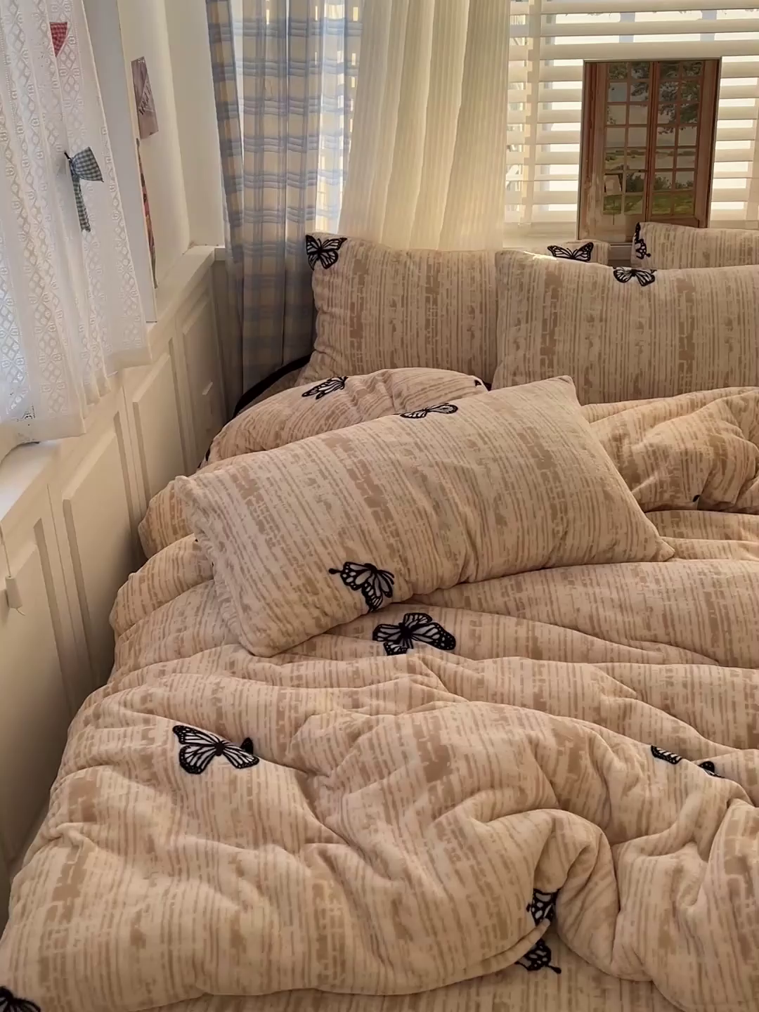 91家纺网 家纺一手货源 找家纺 逸林家纺《原希尔顿逸林》 2025新款牛奶绒床盖四件套加厚印花法式赫本风花边床盖四件套 床盖款-法式蝴蝶