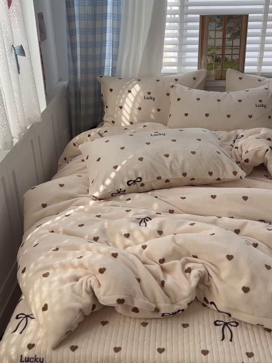 91家纺网 家纺一手货源 找家纺 逸林家纺《原希尔顿逸林》 2025新款牛奶绒床盖四件套加厚印花法式赫本风花边床盖四件套 床盖款-爱心蝴蝶结